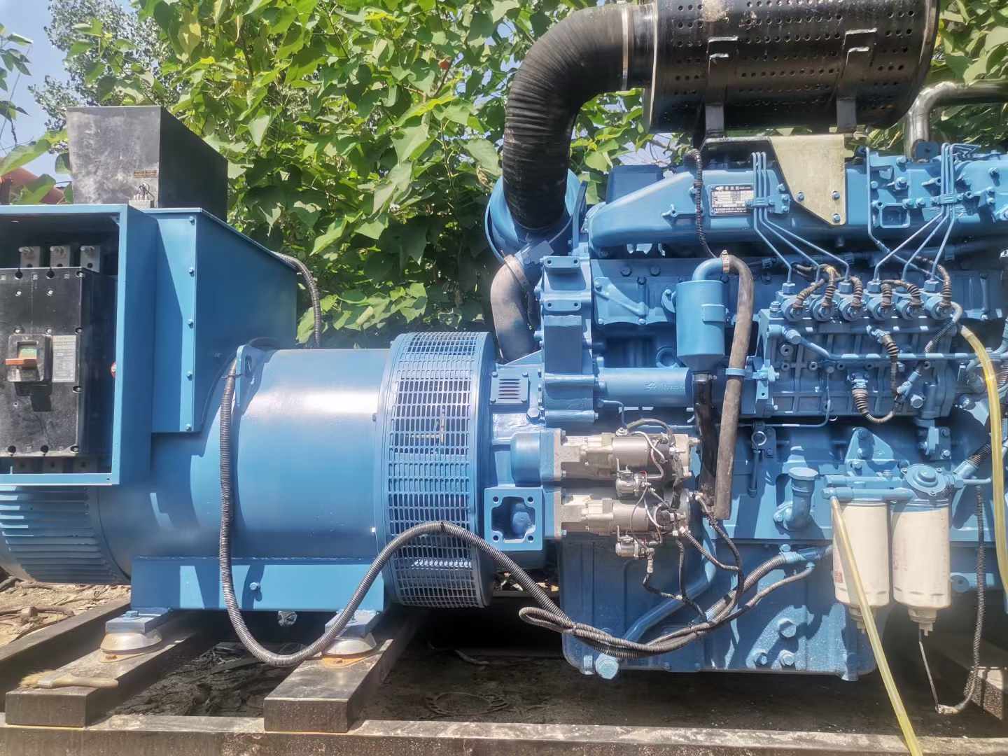 合作详细说明降低 800kW 柴油发电机输出电流波动的方法