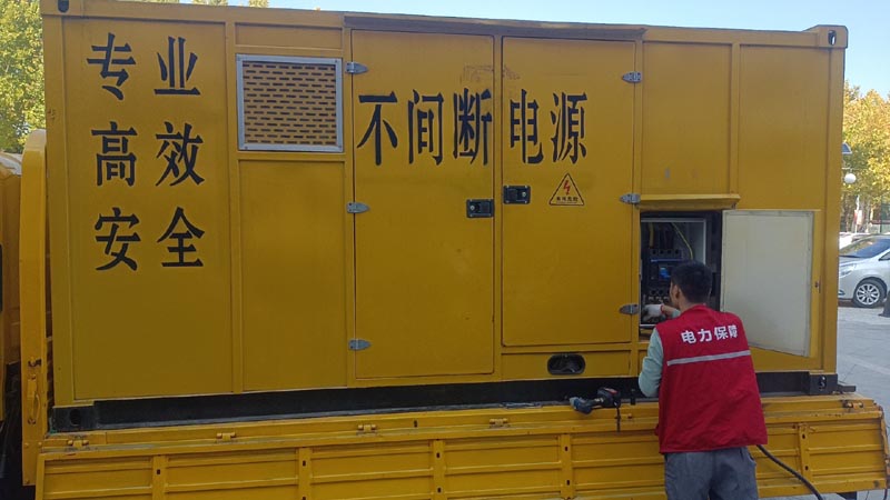 合作柴油发电机组和UPS电源配合使用时，如何避免切换过程中的电力中断？